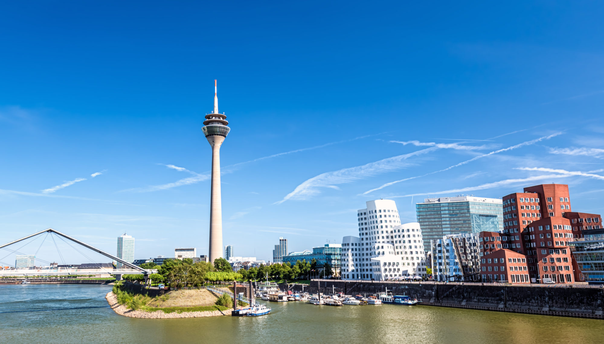 Düsseldorfer Skyline am Rhein